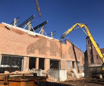 Démolition de la façade de l'ancienne verrière en rénovation